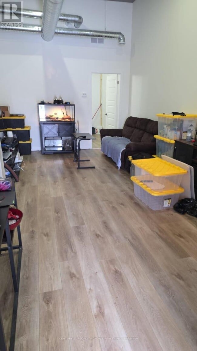 Photo - 692 Dundas St