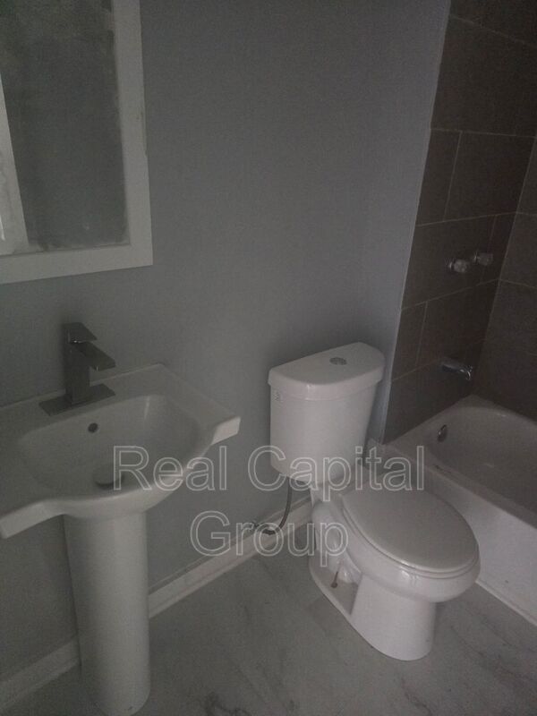 Photo - 854 Niagara St Unit Upper