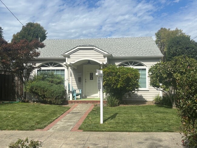 Building Photo - Newly updated 3 Bedroom 2 Bathroom Single ... Rental