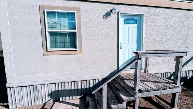 121 E Roger Rd