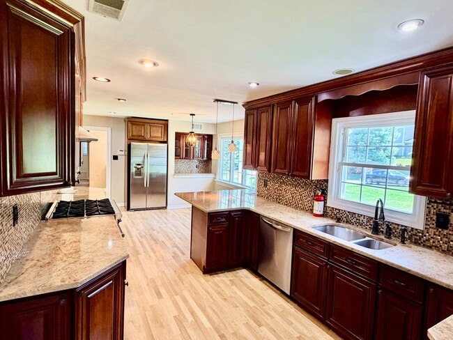 12 Heather Hill Ln