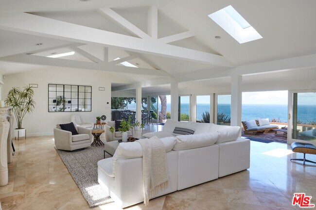 1115 Palos Verdes Dr W