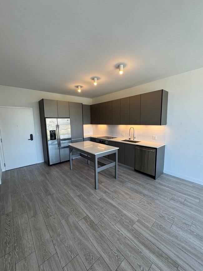 L Shape Kitchen - 160 NW 27th St Unit A2
