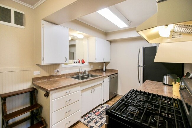 Photo - Daisy Creek Cottage: Fully Furnished 2bd/1ba, Fenced Yard, Utility Fee $300