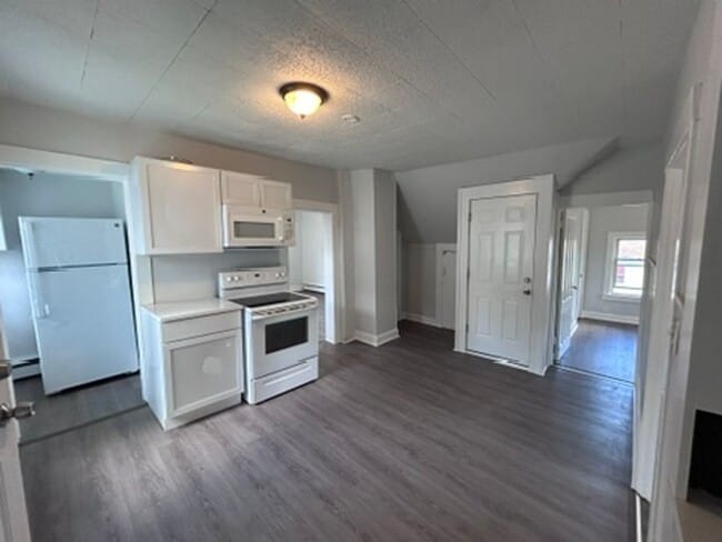Building Photo - 221 Fairview St Unit 3FL