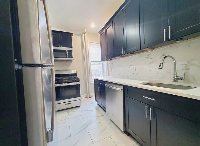 Building Photo - 158 Bergen Ave Unit 45
