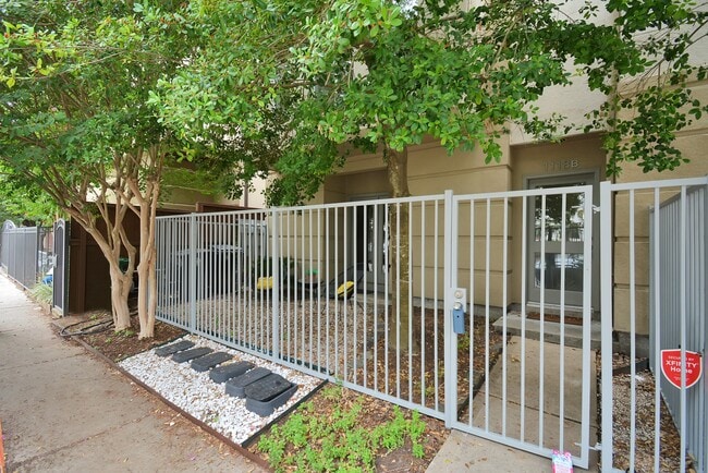 Photo - 1118 Columbus St Unit B