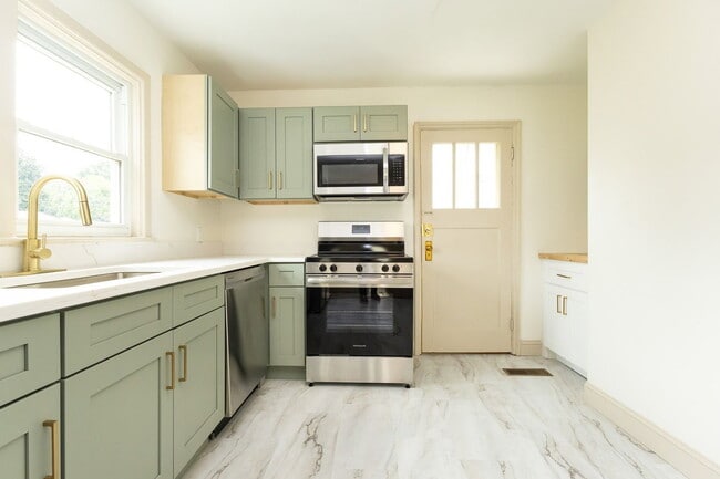 Photo - 825 Henderson Ave