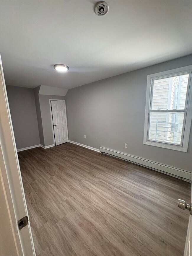 Photo - 180 Bayview Ave