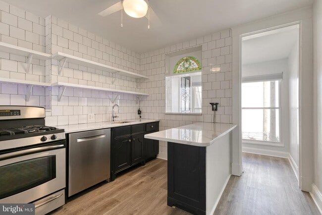 Photo - 860 W 33rd St