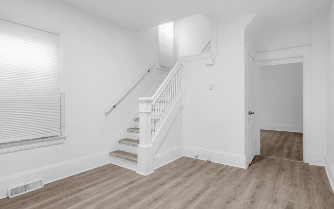 Photo - 1260 E 61st St