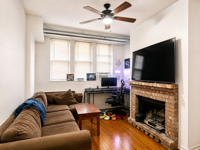 Photo - 677.5 W Wrightwood Ave Unit GDN