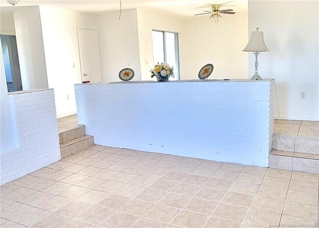 Photo - 350 NE Granduer Ave