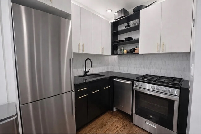 Photo - 321 Woodbine St