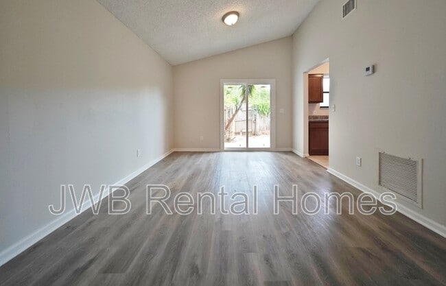 Photo - 5524 Commerce St