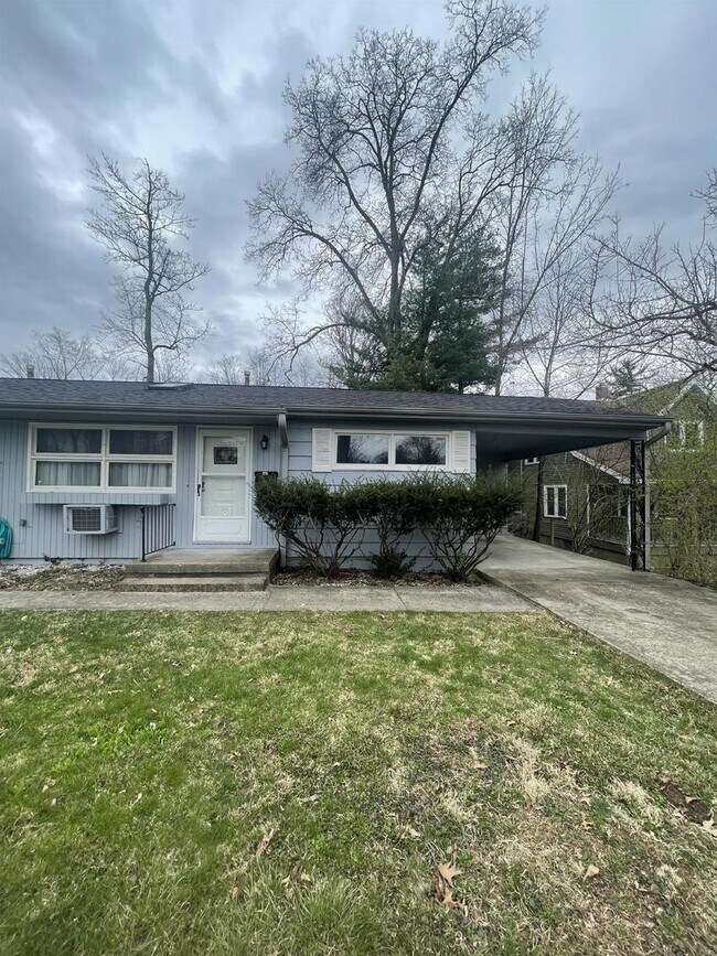 1904 E Maxwell Ln