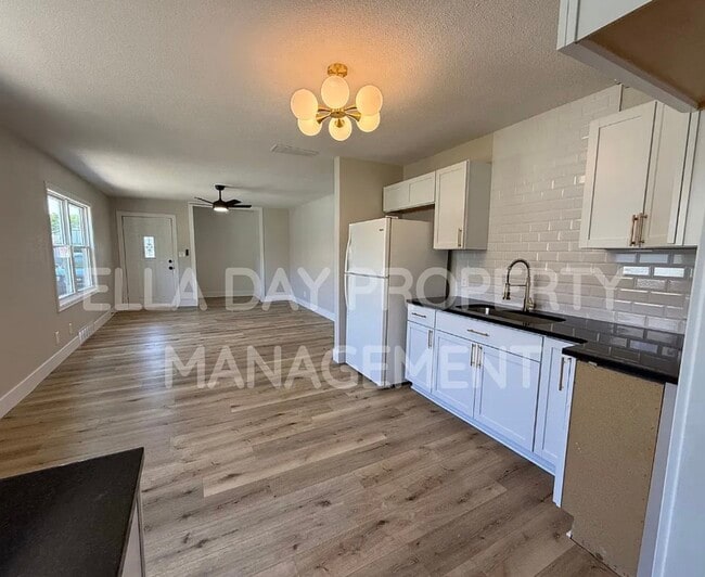 Photo - 123 N Tracy St