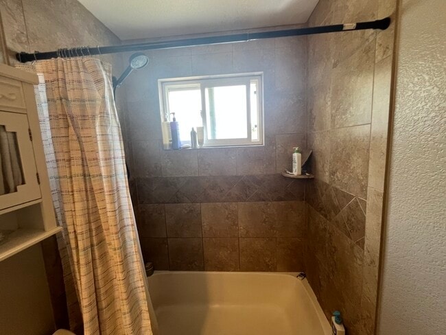 Photo - 4735 Nelson St