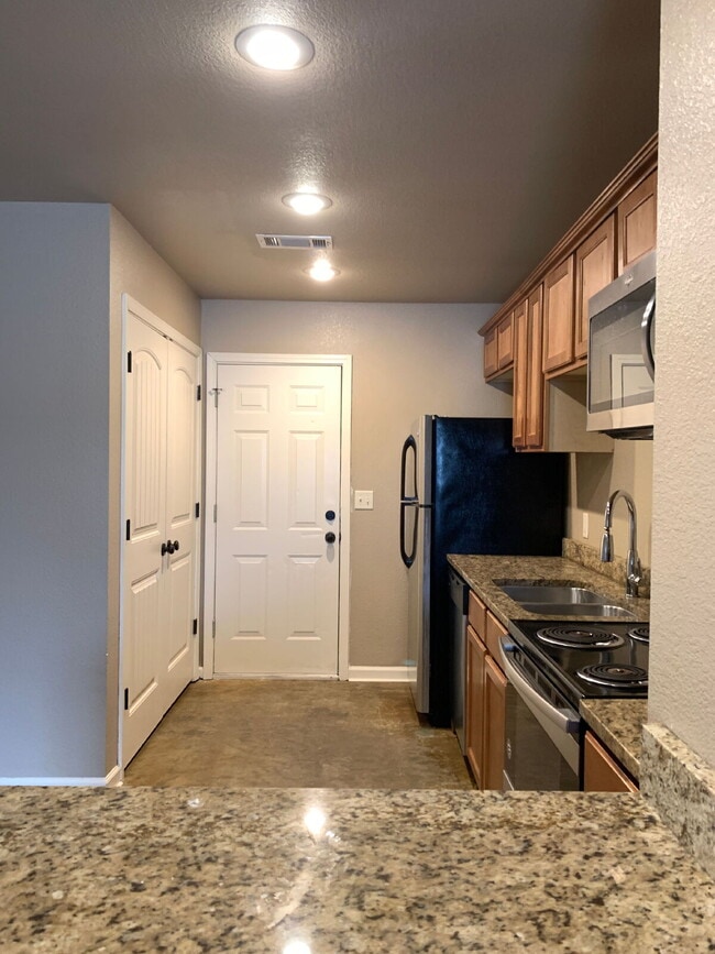 "Charming 2-Bedroom Gem with Granite Touches in Jonesboro!"