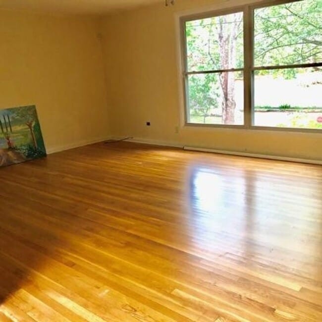 Building Photo - This gem is situated and Lovely 3BE/2BA on a quiet street in Warner Park
