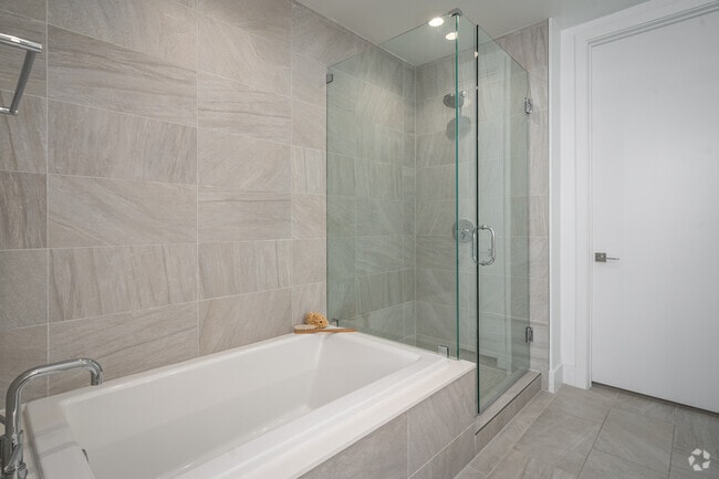 1BR, 1BA - 884SF - Bathroom