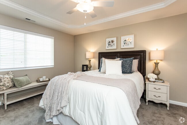 2BR, 2BA - 1,040 SF - Deerwood