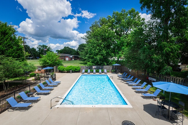 Pool - Belmont Run Apartments