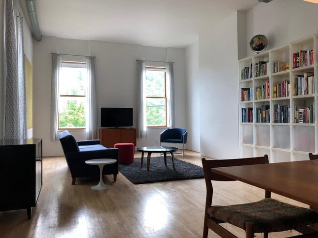 Living/Dining - 402 Warner st Unit 02 Rental