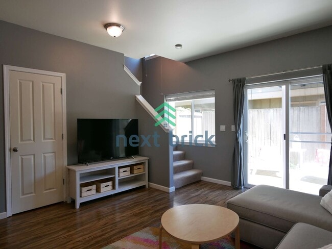 Photo - Quiet Townhouse 2 Beds 1.5 Bath Available for Rent!