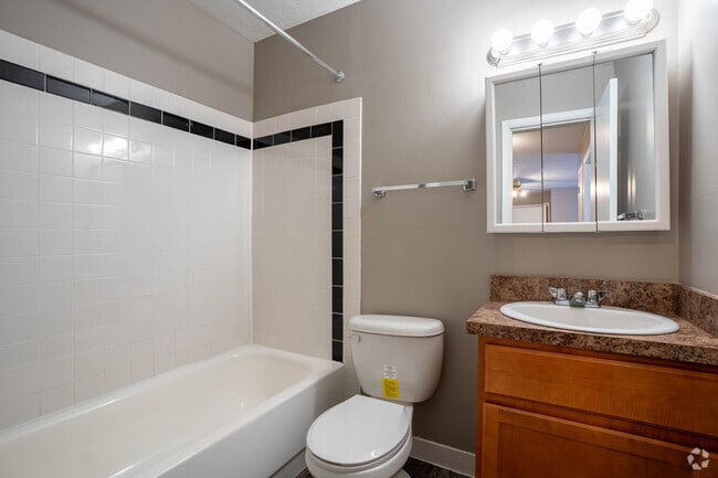 1BR, 1BA - 554SF _ Bathroom