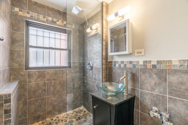 Photo - 5815 N Sheridan Rd