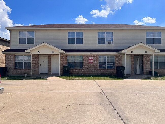 Building Photo - 3300 Hereford Ln Unit B