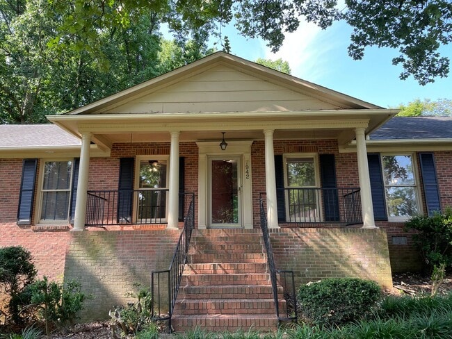 Four Bedroom Brick Home in Denver with finished basement and Seasonal Lake Views! - Four Bedroom Brick Home in Denver with finished basement and Seasonal Lake Views!