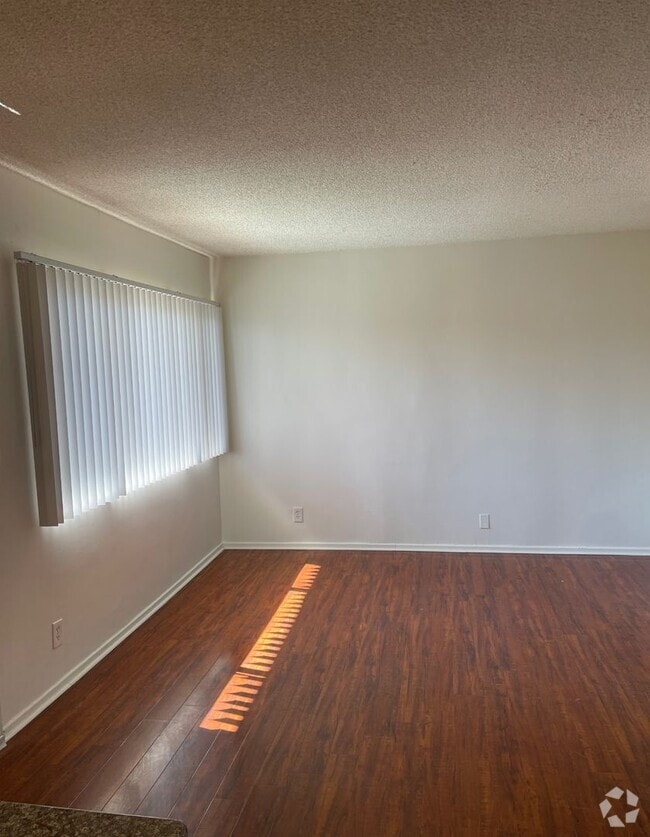 Building Photo - Spacious 1 Bedroom located in Canoga Park!... Unit 203 Rental