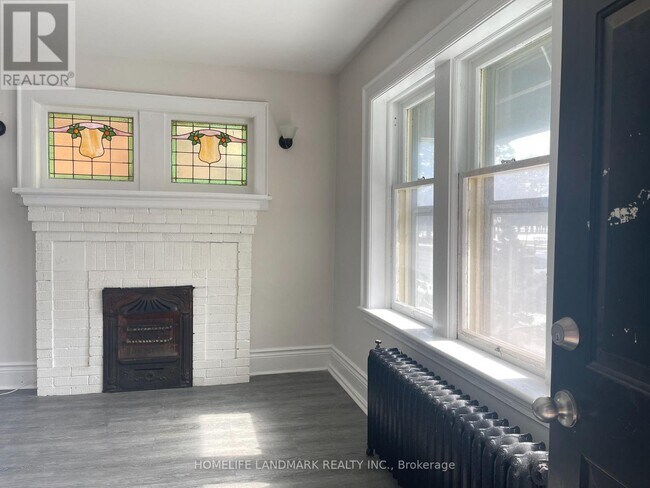 Photo - 987 Main St E Unité 1