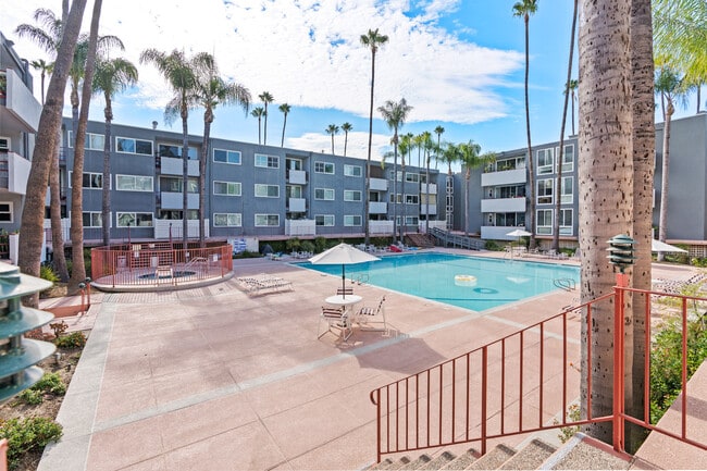 Building Photo - 4915 Tyrone Ave Unit 215