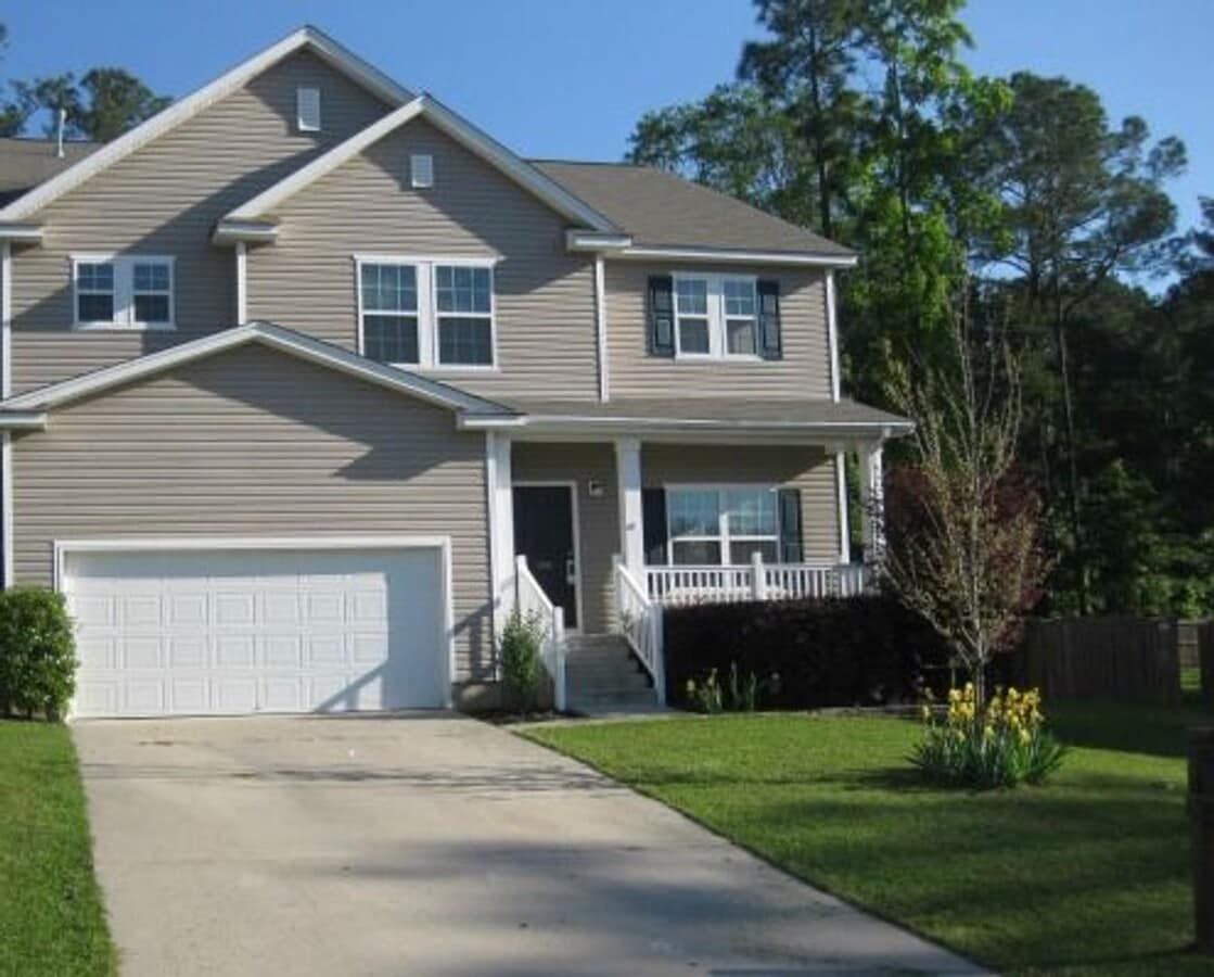 5 bedroom 2.5 bath great location - 5 bedroom 2.5 bath great location
