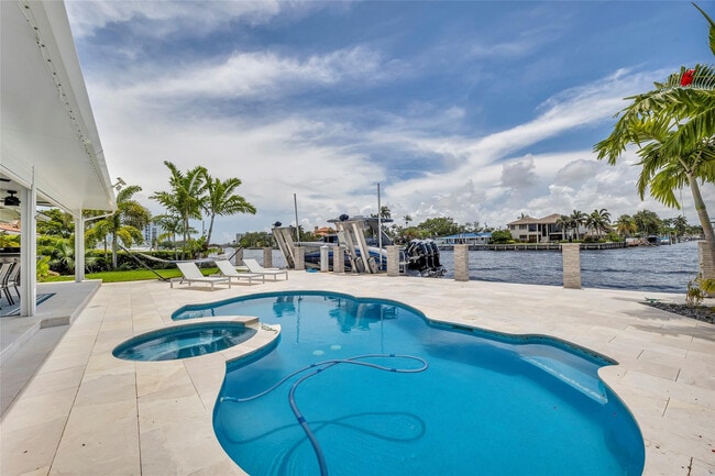 Photo - 2005 N Riverside Dr