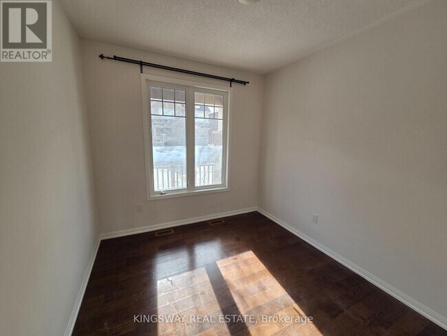 Photo - 469 Tyrone Cres