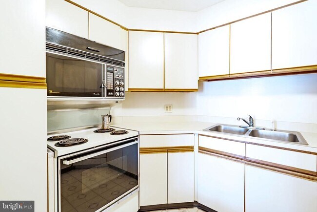 Photo - 2018 Walnut St Unit 17J