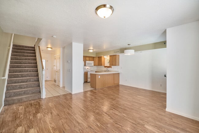 Photo - Beautiful Pet Friendly 3 bed/2.5 bath Townhome in Layton! Available on August 19th!