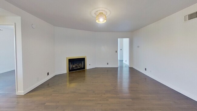 Photo - 3+2.5 Updated House w/ Gorgeous Mountain V...