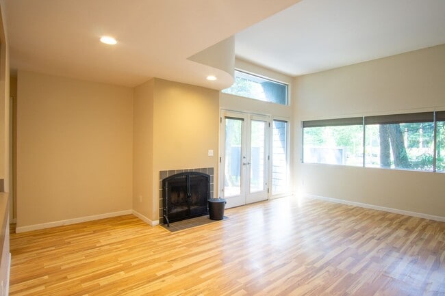 Photo - Get $500 OFF! Fantastic Lake Oswego 1Bdr w/Fireplace, Dishwasher, W/D & Patio! Unit 4685-A