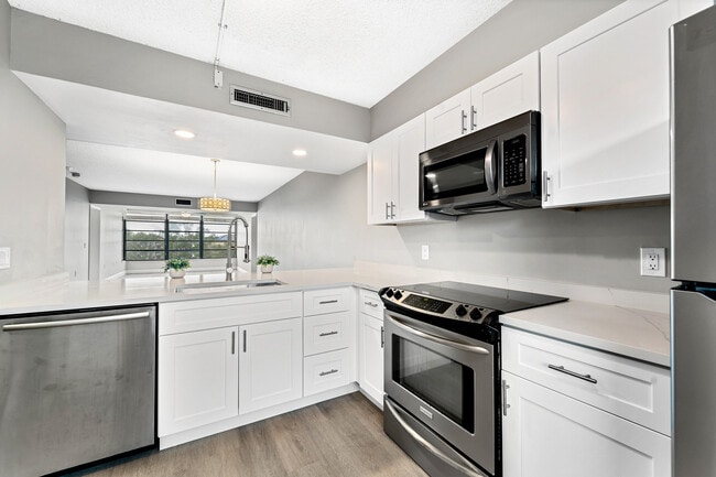Photo - 3636 Whitehall Dr Unidad 402