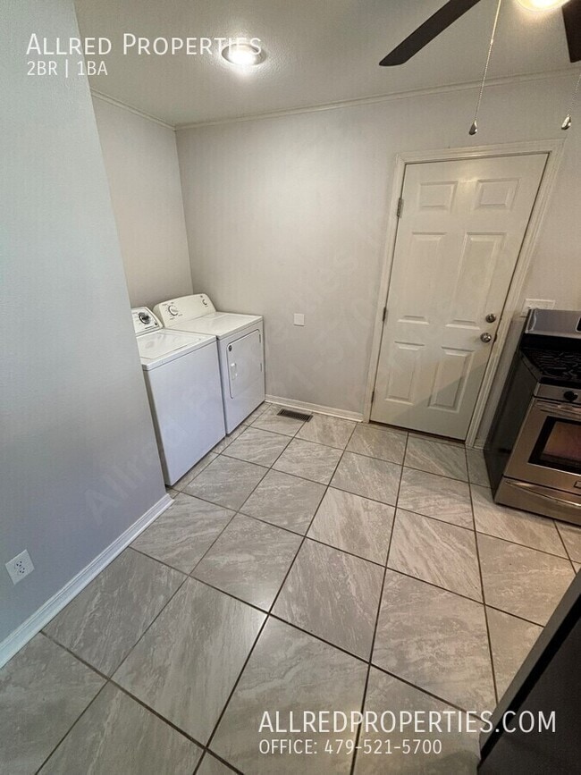 Photo - 995 W Hickory St
