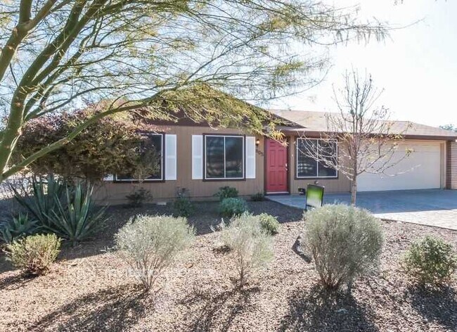 805 W Harvard Dr