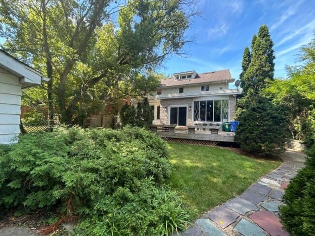 Photo - 3 bedrooms * STUDENT HOUSE * Available NOW * $650 per room * STEPS from UWO