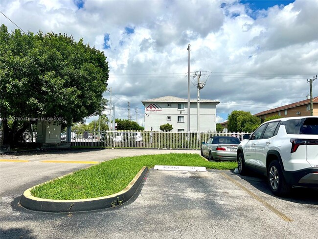 Photo - 8185 NW 7th St Unidad 421