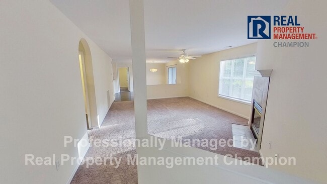 Building Photo - First Floor Condo with Spacious Floorplan