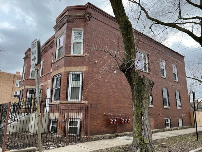 Building Photo - 6402 S Eberhart Ave Unit 2S